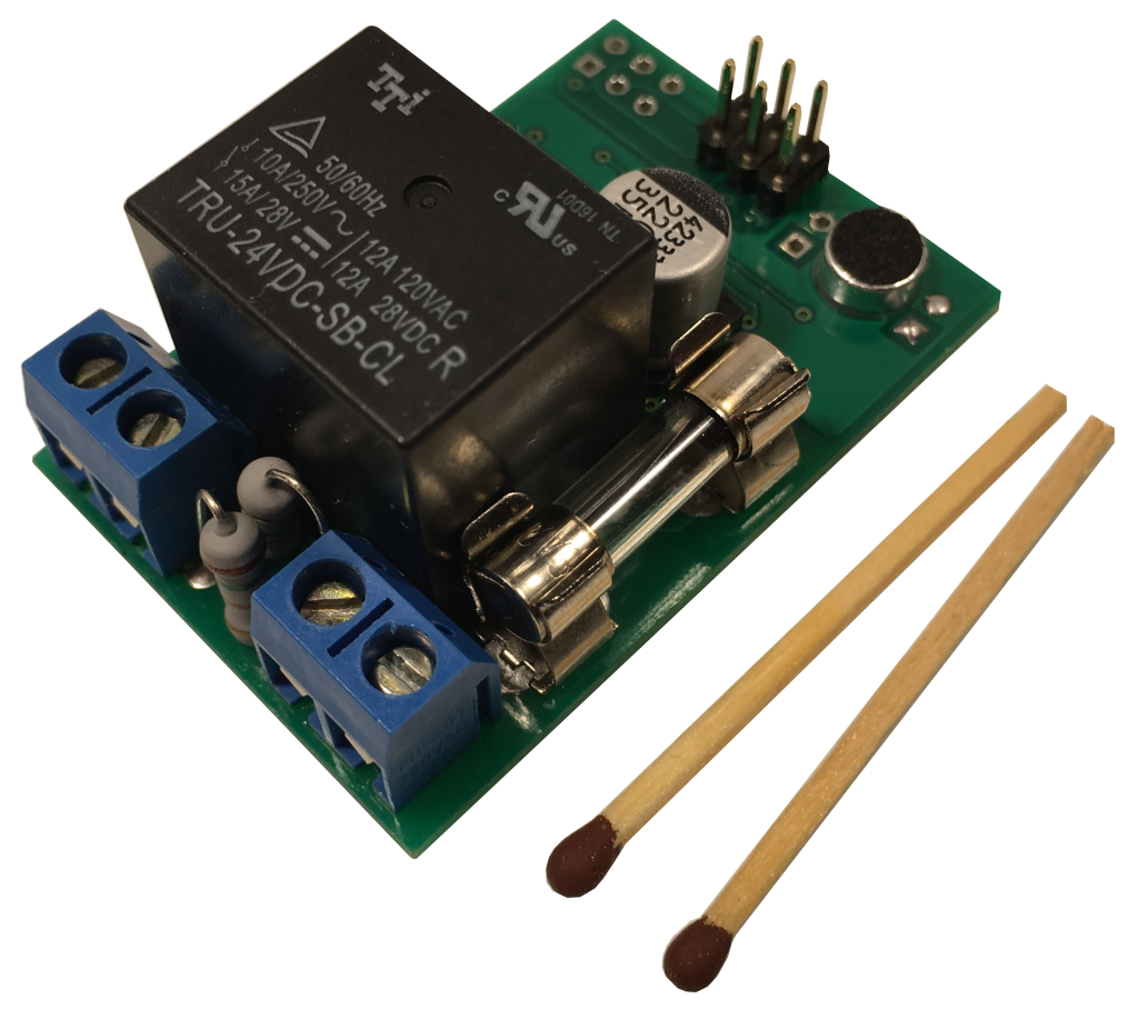 Современный хлопковый выключатель CLAPS MAX Free включает свет по хлопкам в ладоши, не делает ошибок. Показаны габариты электронной платы выключателя CLAPS MAX Free в сравнении со спичками. Вид на предохранитель.