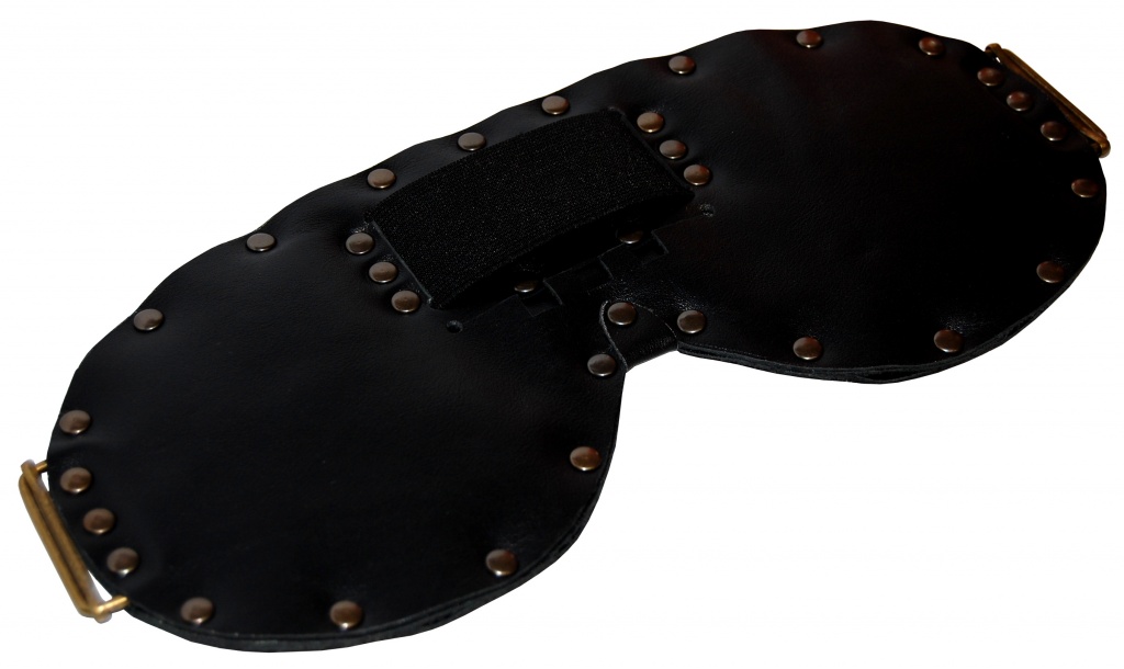 Кожаная маска прибора для осознанных сновидений DreamStalker, вид маски сверху слева