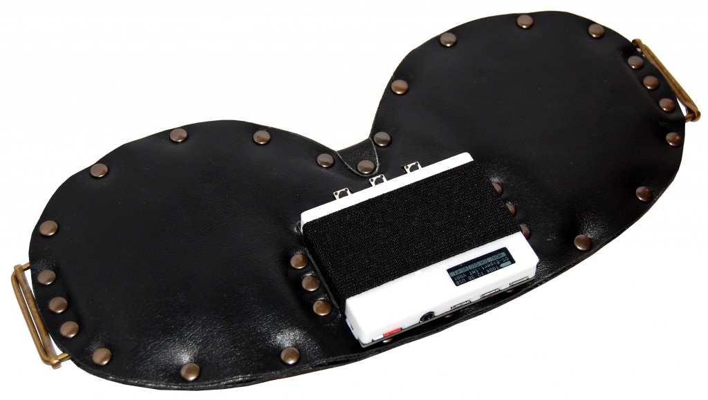 Прибор для осознанных сновидений DreamStalker в маске, вид сверху с правой стороны прибора, задняя часть прибора