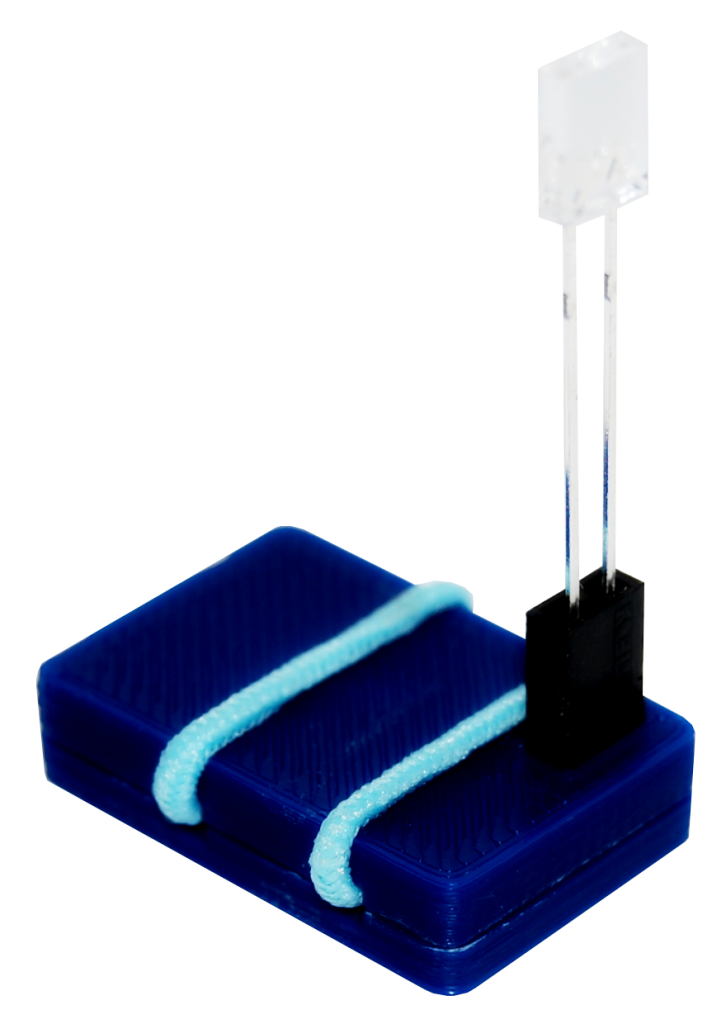 Прибор DreamTrainer для тренировок по проверке реальности, практики осознанности, предназначен для осознанных сновидений и других методик саморазвития, вид сбоку, со вставленным светодиодом, сходный с прибором MindTrainer