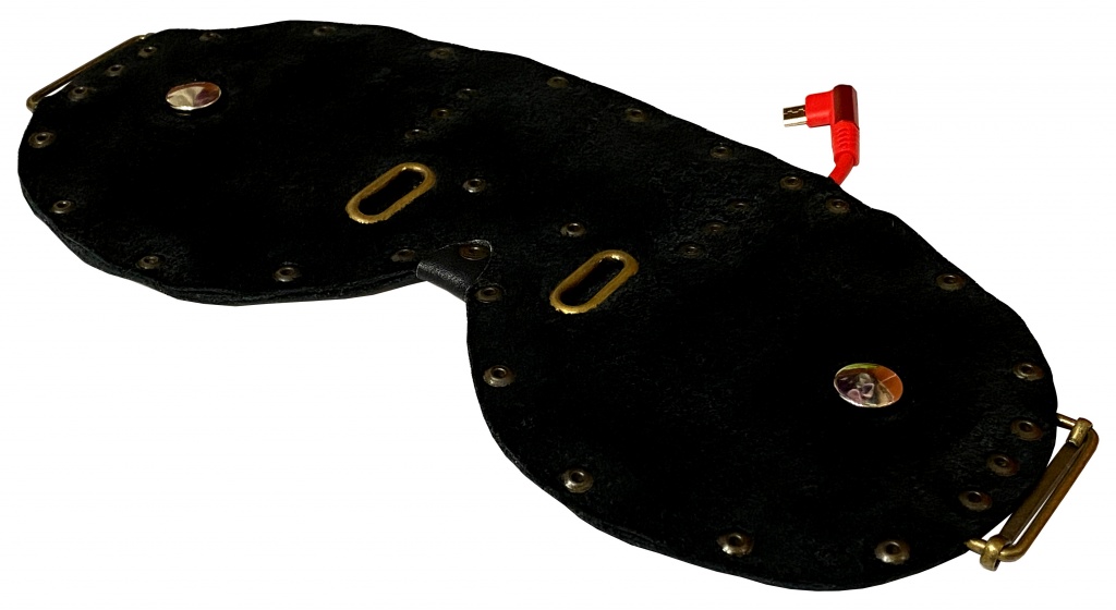 Кожаная маска прибора для осознанных сновидений DreamStalker с транскраниальными аппликаторами (tACS), вид снизу с правой стороны