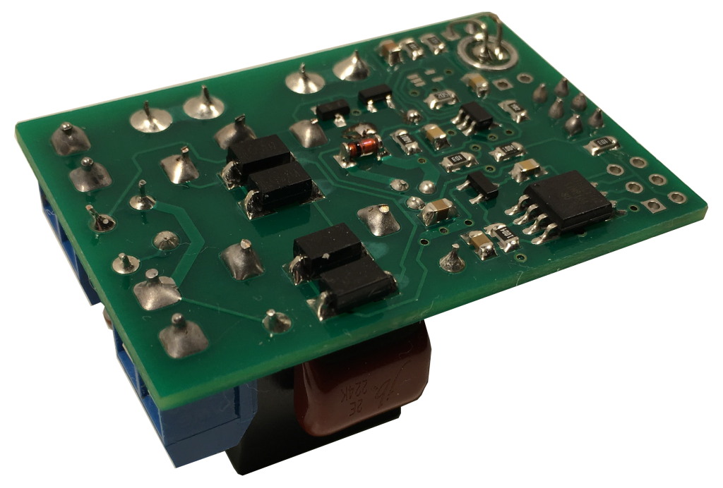 Хлопковый выключатель CLAPS MAX Free (обеспечивает надежное и безотказное управление светом при помощи хлопков). Показан с нижней стороны печатной платы, где расположены планарные электронные компоненты.