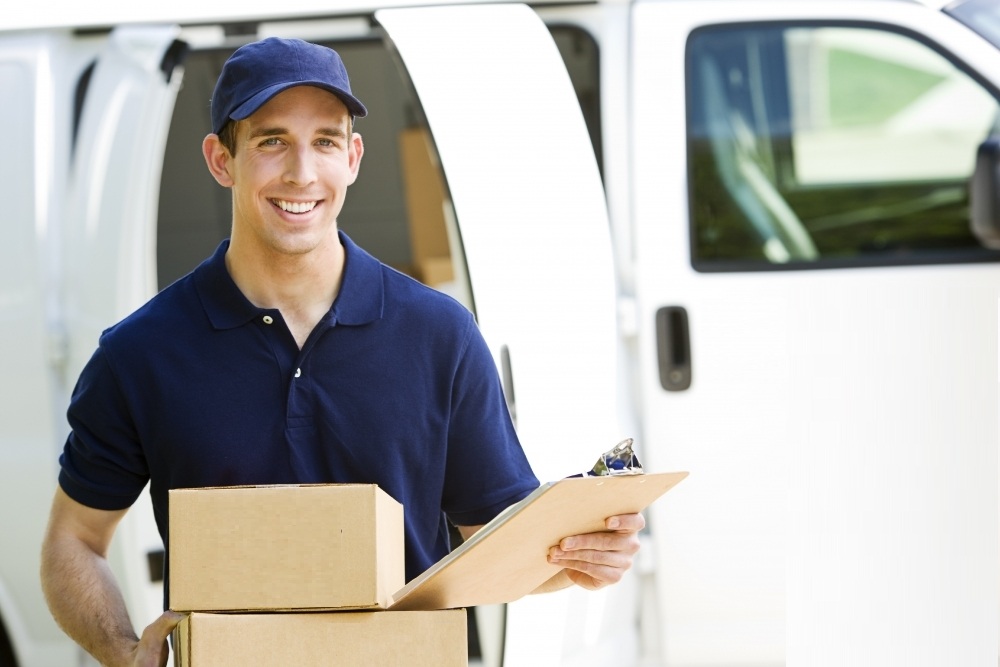 Курьерская доставка заказов от интернет-магазина CLAPS с оплатой товаров наличными или электронными платежами - курьер привез товар на дом.