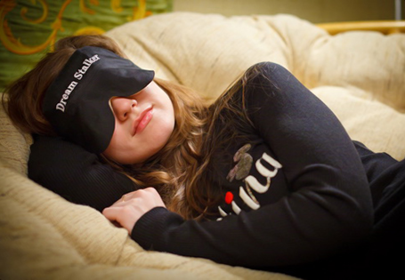 Прибор для осознанных сновидений DreamStalker PRO - девушка с прибором.